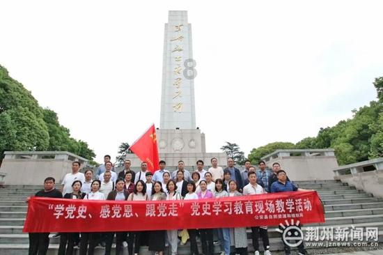 女生应该社交广一些浪一些好还是社交保守一些单纯一些好？游戏画面